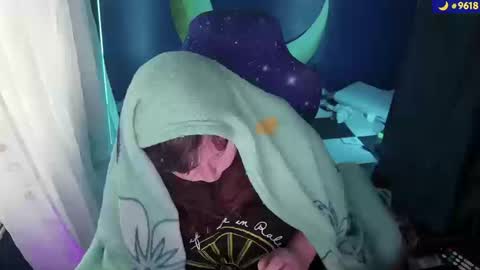 Snapshot of molly_moons chatting on October 2025 04:41:01 PM molly_moons online show from October 2025 04:41:01 PM