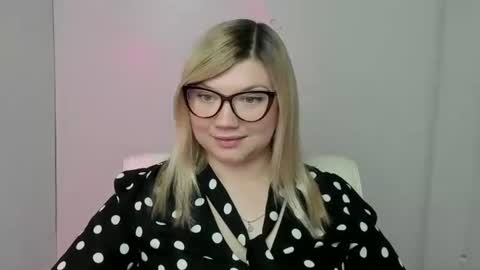 Molly online show from October 2025 06:06:01 PM