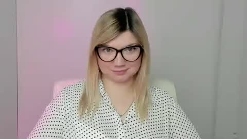 Molly online show from October 2025 11:43:01 AM