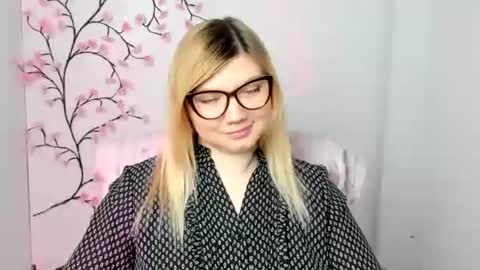 Molly online show from December 2025 12:44:02 PM