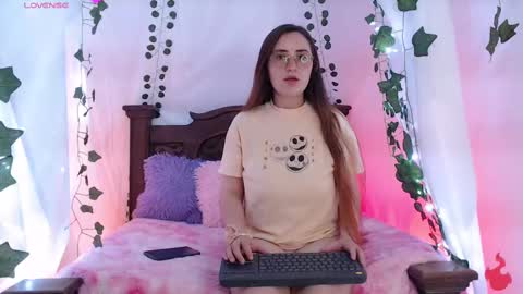Snapshot of mollylewis18 chatting on February 2025 11:13:01 PM New girl Emily Valentina Michelle online show from February 2025 11:13:01 PM
