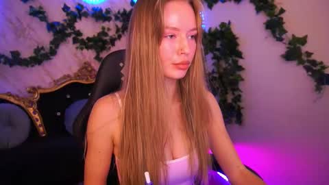 mollyymayy online show from December 2025 04:00:01 PM
