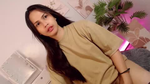Snapshot of momi_khem019 chatting on September 2025 07:32:01 AM MOMIKHEM online show from September 2025 07:32:01 AM