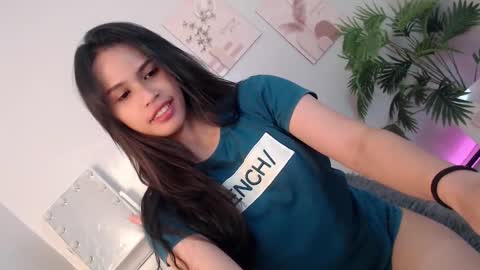 Snapshot of momi_khem019 chatting on October 2025 06:47:01 AM MOMIKHEM online show from October 2025 06:47:01 AM