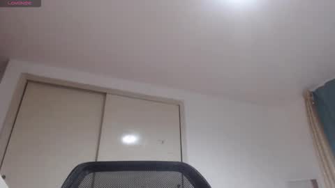 Snapshot of mommyissuess_ chatting on October 2025 10:48:02 AM Daphne online show from October 2025 10:48:02 AM