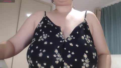 Snapshot of mommyissuess_ chatting on November 2025 09:43:02 PM Daphne online show from November 2025 09:43:02 PM