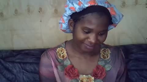 Snapshot of momsdoll chatting on June 2026 06:41:02 AM momsdoll online show from June 2026 06:41:02 AM