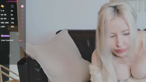 Snapshot of monet_stclair chatting on January 2025 06:16:01 PM PoppyPlayful online show from January 2025 06:16:01 PM