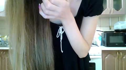 Snapshot of monica_tamayo chatting on November 2025 10:10:02 PM Monica online show from November 2025 10:10:02 PM