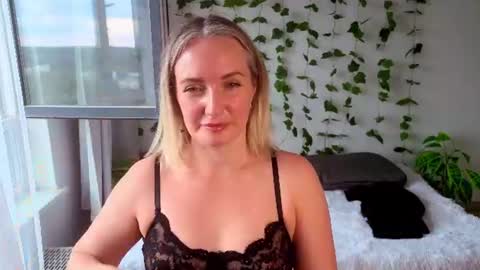 Snapshot of monikfoxy chatting on June 2026 04:10:01 AM Monik online show from June 2026 04:10:01 AM