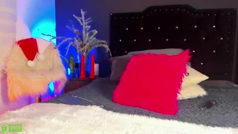 Snapshot of moniqueyoumilf chatting on December 2024 02:35:01 AM Monique online show from December 2024 02:35:01 AM