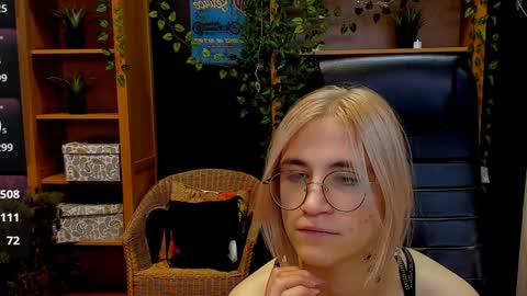 Snapshot of moon13152 chatting on December 2024 02:18:01 AM Katrin online show from December 2024 02:18:01 AM