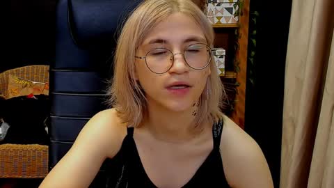 Snapshot of moon13152 chatting on December 2024 05:18:02 AM Katrin online show from December 2024 05:18:02 AM