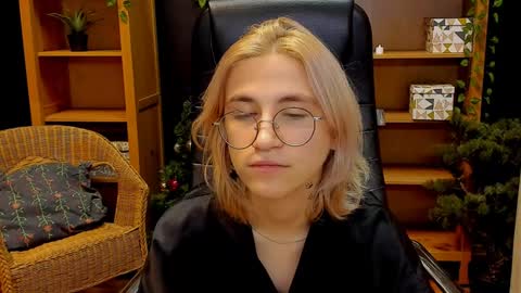 Snapshot of moon13152 chatting on December 2024 03:35:01 AM Katrin online show from December 2024 03:35:01 AM