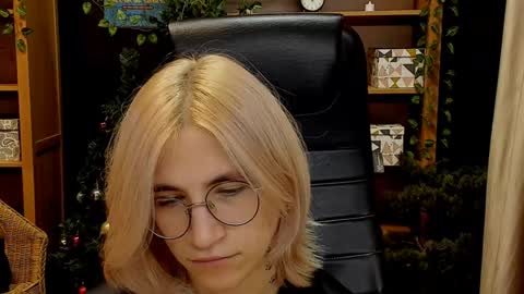 Snapshot of moon13152 chatting on December 2024 06:42:02 PM Katrin online show from December 2024 06:42:02 PM