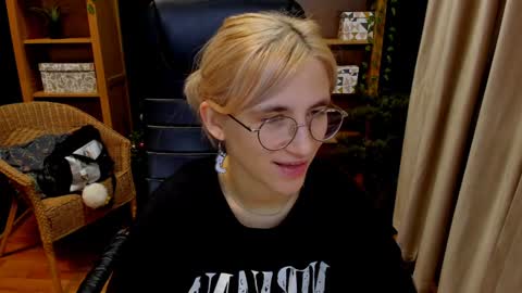 Snapshot of moon13152 chatting on December 2024 07:31:02 PM Katrin online show from December 2024 07:31:02 PM