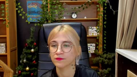 Snapshot of moon13152 chatting on December 2024 09:08:01 PM Katrin online show from December 2024 09:08:01 PM