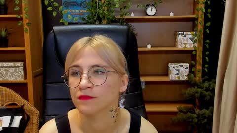 Snapshot of moon13152 chatting on December 2024 03:18:02 AM Katrin online show from December 2024 03:18:02 AM