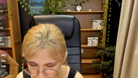 Snapshot of moon13152 chatting on December 2024 01:55:02 AM Katrin online show from December 2024 01:55:02 AM