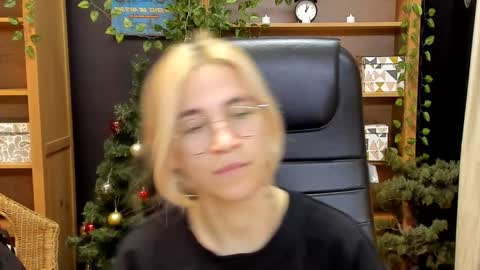 Snapshot of moon13152 chatting on December 2024 04:06:01 PM Katrin online show from December 2024 04:06:01 PM
