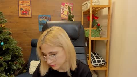Snapshot of moon13152 chatting on December 2024 04:12:01 AM Katrin online show from December 2024 04:12:01 AM