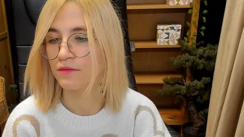 Snapshot of moon13152 chatting on December 2024 03:27:02 AM Katrin online show from December 2024 03:27:02 AM