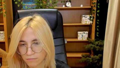 Snapshot of moon13152 chatting on December 2024 09:15:02 PM Katrin online show from December 2024 09:15:02 PM