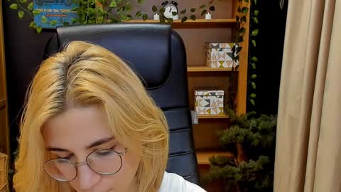 Snapshot of moon13152 chatting on January 2025 04:01:02 AM Katrin online show from January 2025 04:01:02 AM