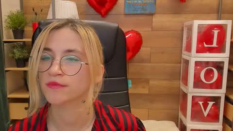 Snapshot of moon13152 chatting on February 2025 02:01:02 AM Katrin online show from February 2025 02:01:02 AM
