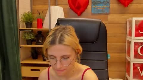 Snapshot of moon13152 chatting on February 2025 07:19:02 PM Katrin online show from February 2025 07:19:02 PM