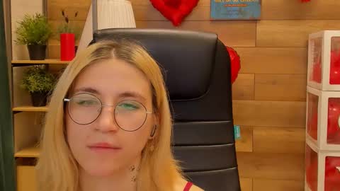 Snapshot of moon13152 chatting on February 2025 10:26:02 PM Katrin online show from February 2025 10:26:02 PM