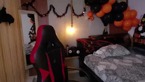 moon_and_fire_ online show from October 2025 05:11:02 AM