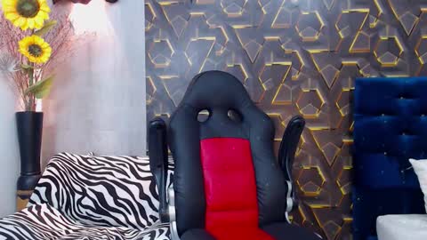 moon_and_fire_ online show from November 2025 05:19:01 AM