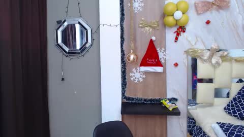 moon_and_fire_ online show from December 2025 05:05:01 AM