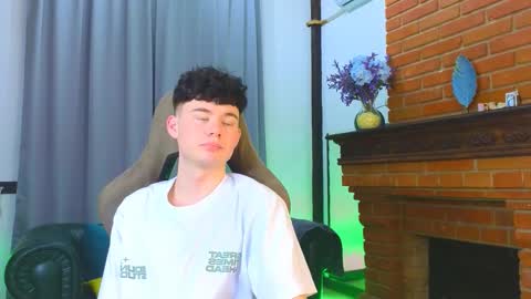 moon_gloww online show from February 2026 12:45:02 PM