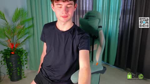 moon_gloww online show from April 2026 04:46:01 AM