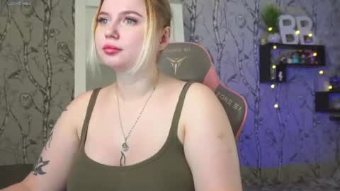 Snapshot of moon_valkyriie chatting on June 2026 10:14:02 AM Emilia online show from June 2026 10:14:02 AM