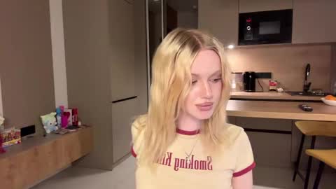 Snapshot of moonavellle_ chatting on May 2026 08:15:01 PM moonavellle_ online show from May 2026 08:15:01 PM