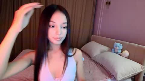 Mia online show from November 2025 12:16:01 PM