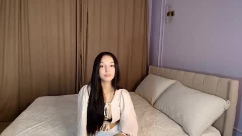 Mia online show from November 2025 12:49:01 PM