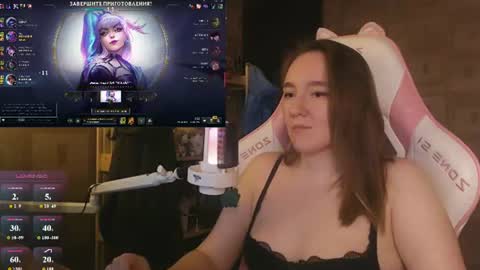 Snapshot of moonlish_siren chatting on June 2026 08:22:02 PM Katrin online show from June 2026 08:22:02 PM