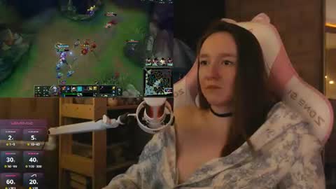Snapshot of moonlish_siren chatting on July 2026 10:45:01 PM Katrin online show from July 2026 10:45:01 PM