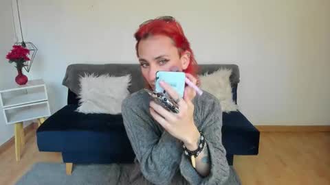 Snapshot of moonn_fox chatting on November 2025 08:52:01 PM Moon online show from November 2025 08:52:01 PM