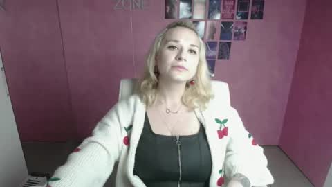 Snapshot of moonsusanna chatting on May 2026 05:18:02 PM Susanna online show from May 2026 05:18:02 PM