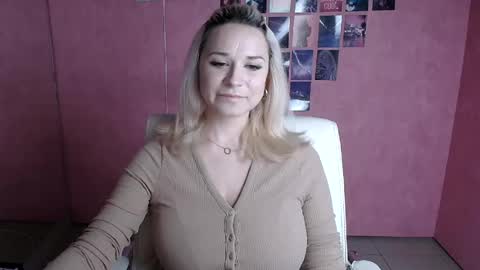 Snapshot of moonsusanna chatting on June 2026 05:21:02 AM Susanna online show from June 2026 05:21:02 AM