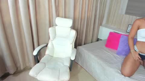 Morene  online show from April 2026 08:00:02 PM