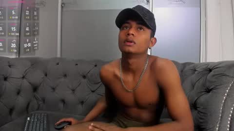 Mmorenito online show from October 2025 07:03:01 PM