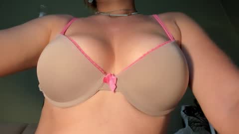 Snapshot of mspurrfectlove chatting on December 2024 03:55:02 PM MsPurrfectLove online show from December 2024 03:55:02 PM