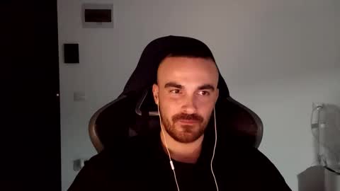 Snapshot of mu5clemania chatting on December 2024 08:23:02 PM Victor online show from December 2024 08:23:02 PM
