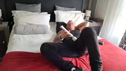 muscledaddy69s online show from April 2026 10:28:02 AM